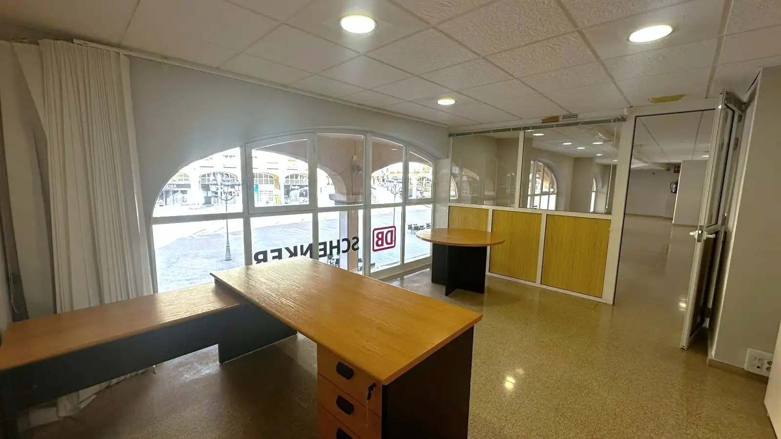 Office for rent in Sax  with Air Conditioner