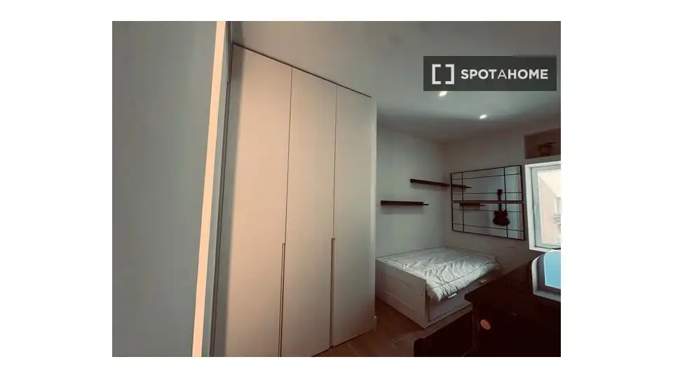 Dormitori de Apartament per a compartir en Madrid amb Aire condicionat, Terrassa i Moblat