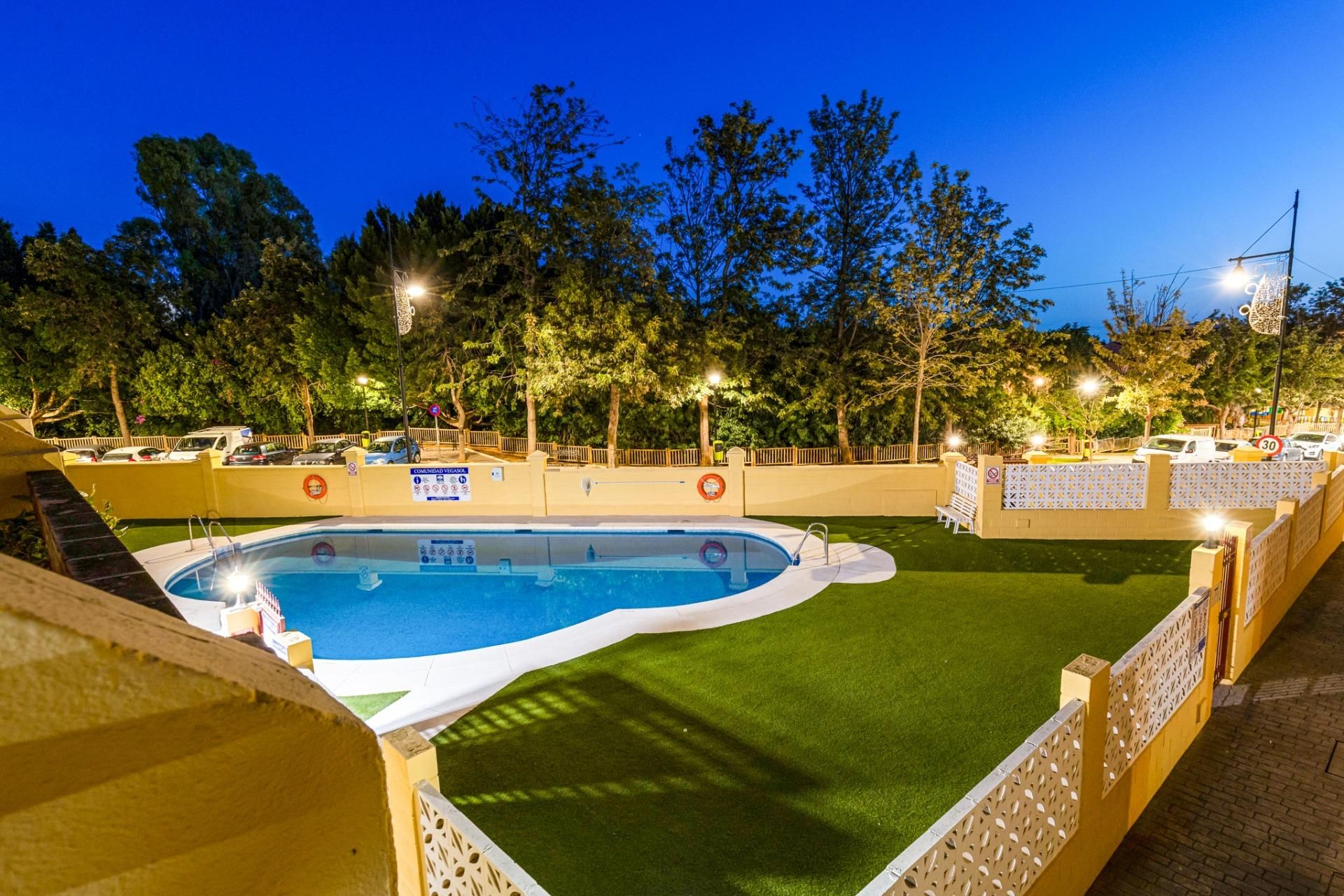 Schwimmbecken von Erdgeschoss zum Verkauf in Fuengirola mit Klimaanlage, Terrasse und Whirlpool