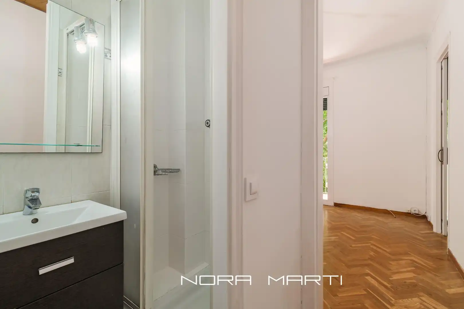 Wohnung zum Verkauf in Barcelona mit Klimaanlage, Parkett und Terrasse