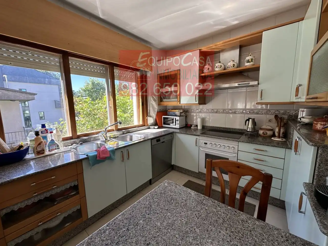 Cuina de Casa o xalet en venda en Lugo amb Calefacció, Jardí privat i Parquet