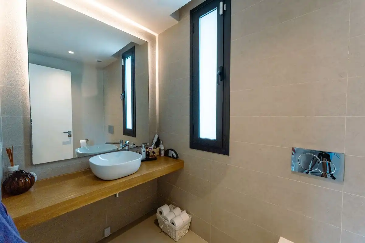 Bany de Casa o xalet de lloguer en Estepona amb Jardí privat, Piscina i Alarma