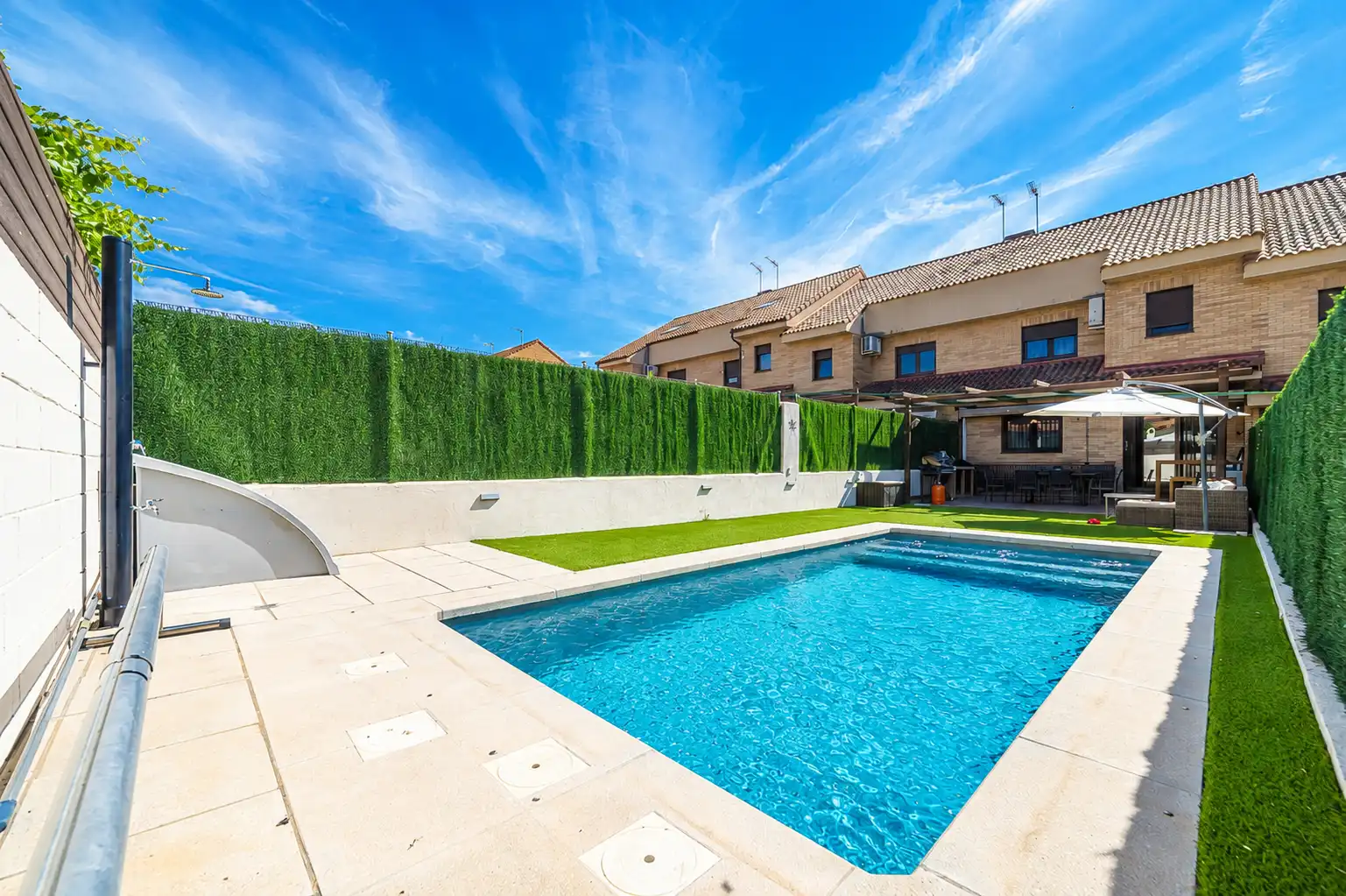 Piscina de Casa adosada en venda en Navalcarnero amb Aire condicionat, Calefacció i Jardí privat