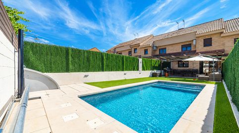 HOGARES NAVALCARNERO PRESENTA ESTE ESPECTACULAR CHALET CON PISCINA EN EL PINAR
