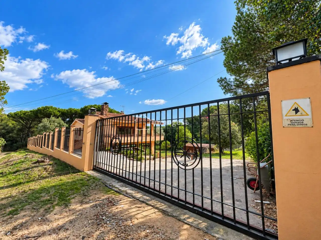Vista exterior de Casa o xalet en venda en Cassà de la Selva amb Calefacció, Jardí privat i Terrassa