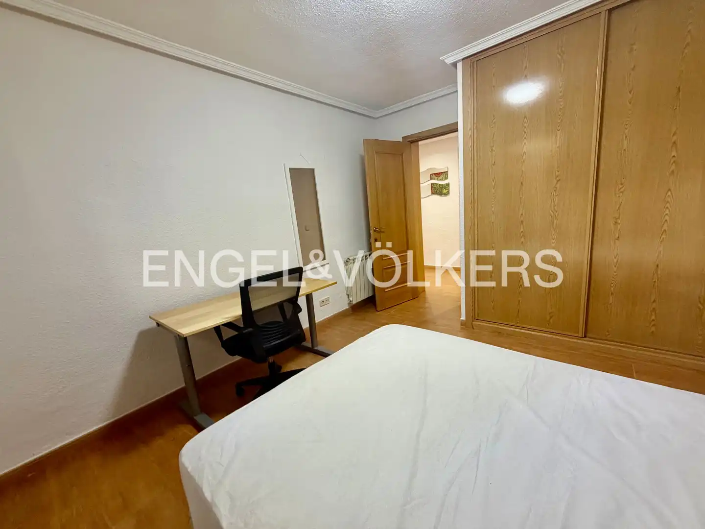 Schlafzimmer von Wohnung zur Miete in Madrid mit Heizung, Parkett und Möbliert
