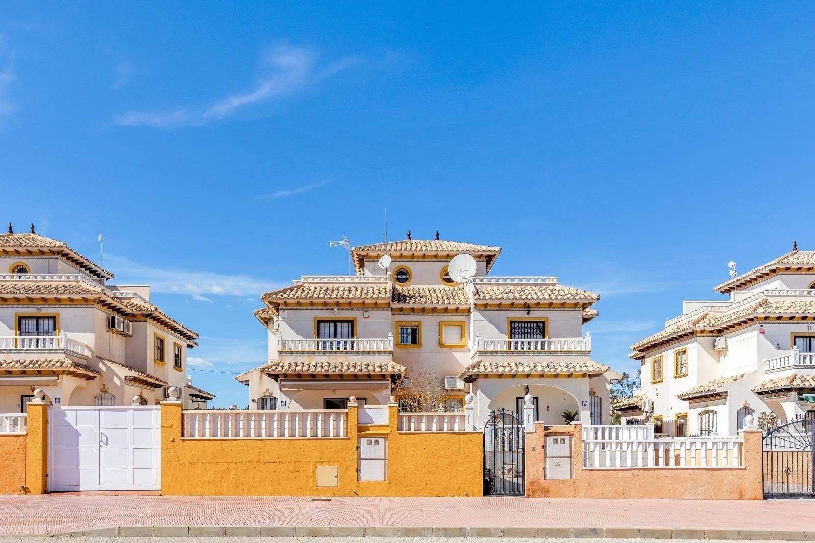 Exterior view of Single-family semi-detached for sale in Orihuela  with Air Conditioner, Private garden and Swimming Pool