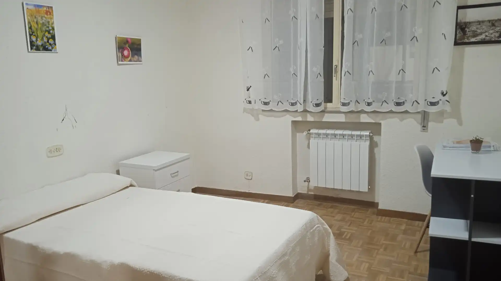 Schlafzimmer von Wohnung zur untervermieten in Salamanca mit Heizung, Parkett und Möbliert