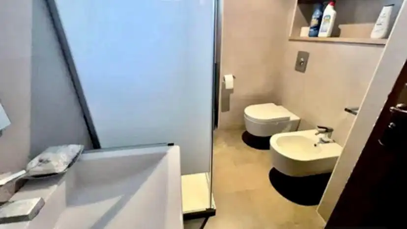 Baño de Piso de alquiler en Benidorm con Aire acondicionado, Jardín privado y Amueblado