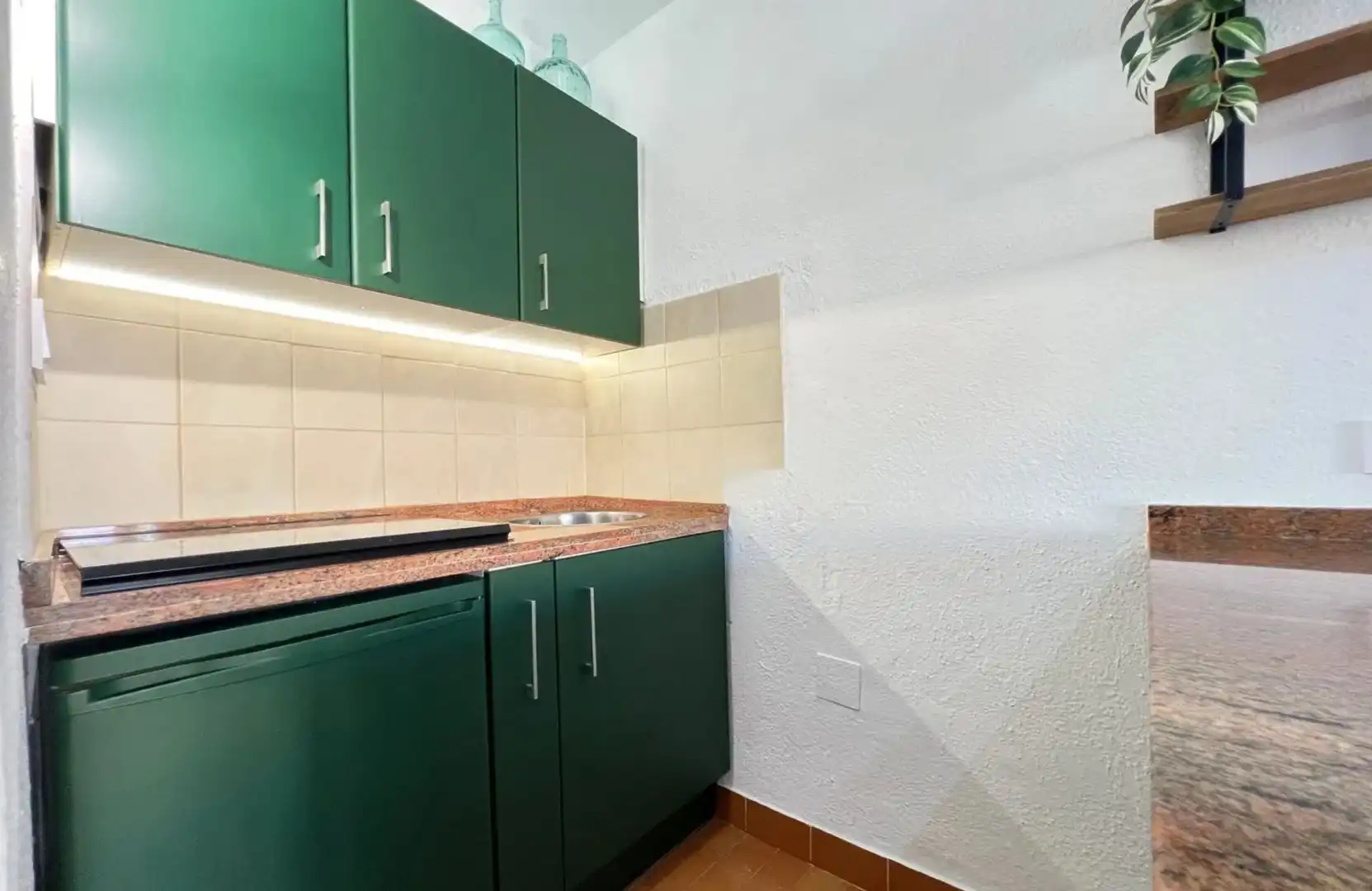 Cuina de Apartament de lloguer en Estepona amb Aire condicionat, Terrassa i Moblat
