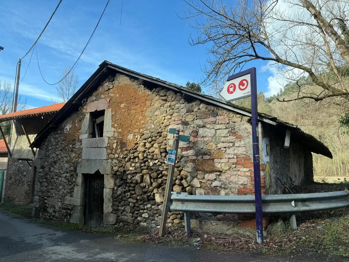 Außenansicht von Einfamilien-Reihenhaus zum Verkauf in Grado mit Abstellraum