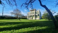 Vista exterior de Casa o xalet en venda en Llanes amb Jardí privat i Terrassa