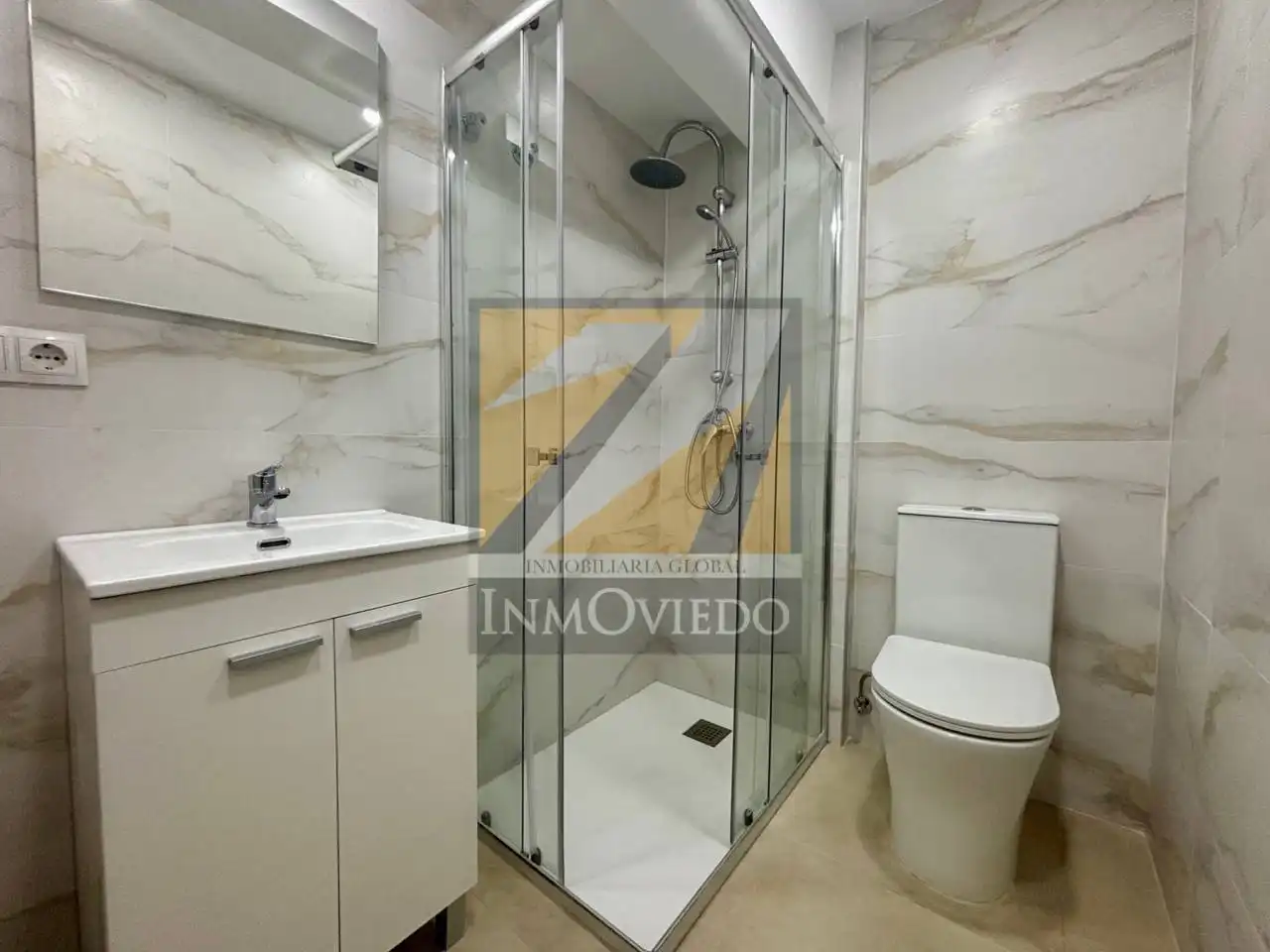 Baño de Piso en venta en Oviedo  con Terraza