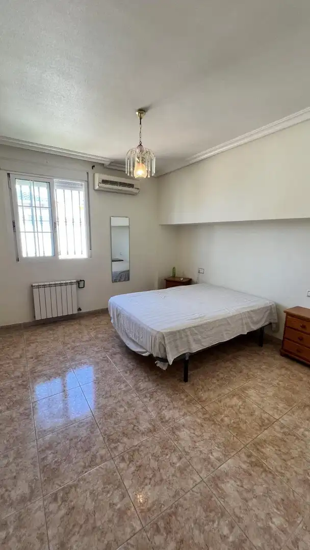 Dormitori de Casa adosada en venda en Torrevieja amb Calefacció, Jardí privat i Moblat