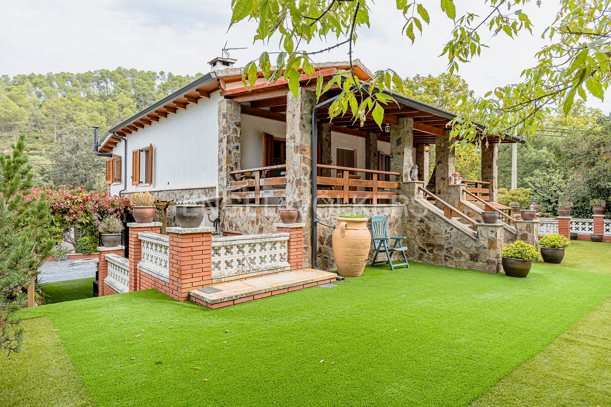Vista exterior de Casa o xalet en venda en Molins de Rei amb Aire condicionat, Calefacció i Jardí privat