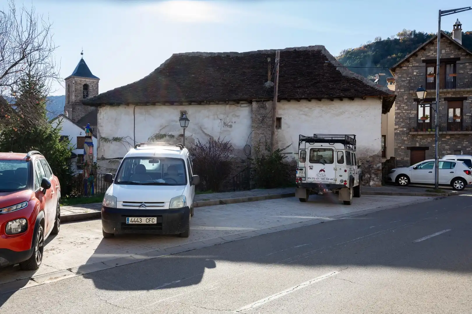 Aparcament de Finca rústica en venda en Valle de Hecho amb Jardí privat