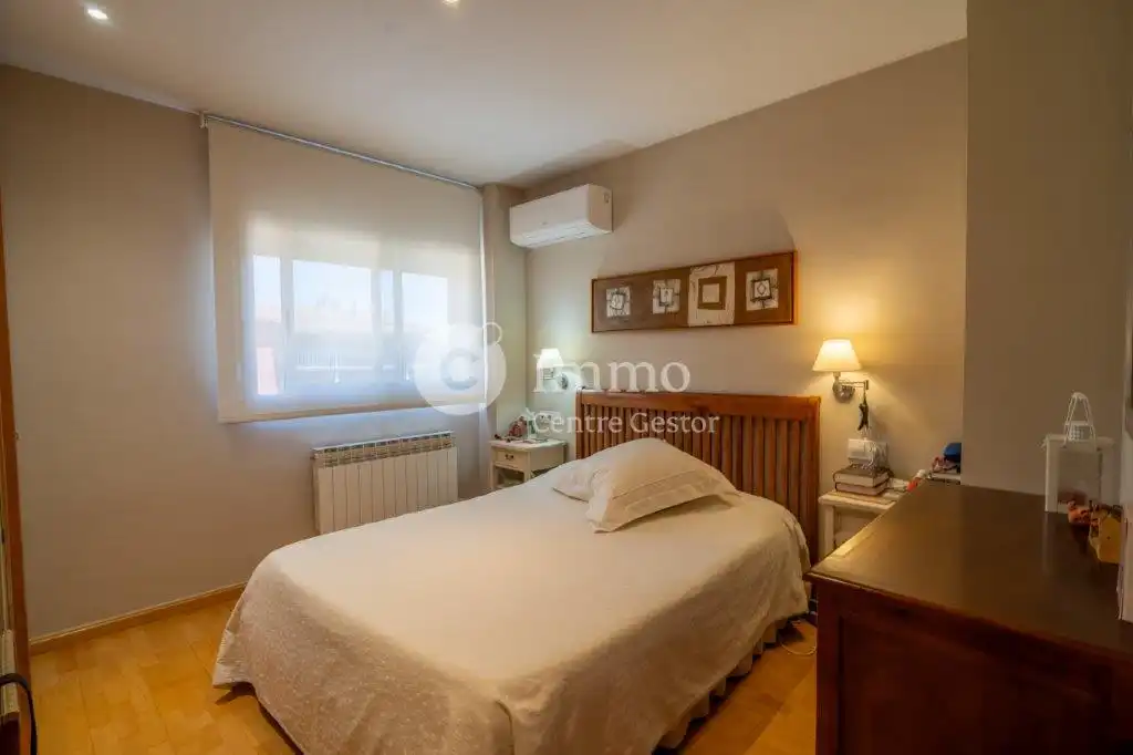 Schlafzimmer von Einfamilien-Reihenhaus zum Verkauf in Lleida mit Klimaanlage, Heizung und Privatgarten