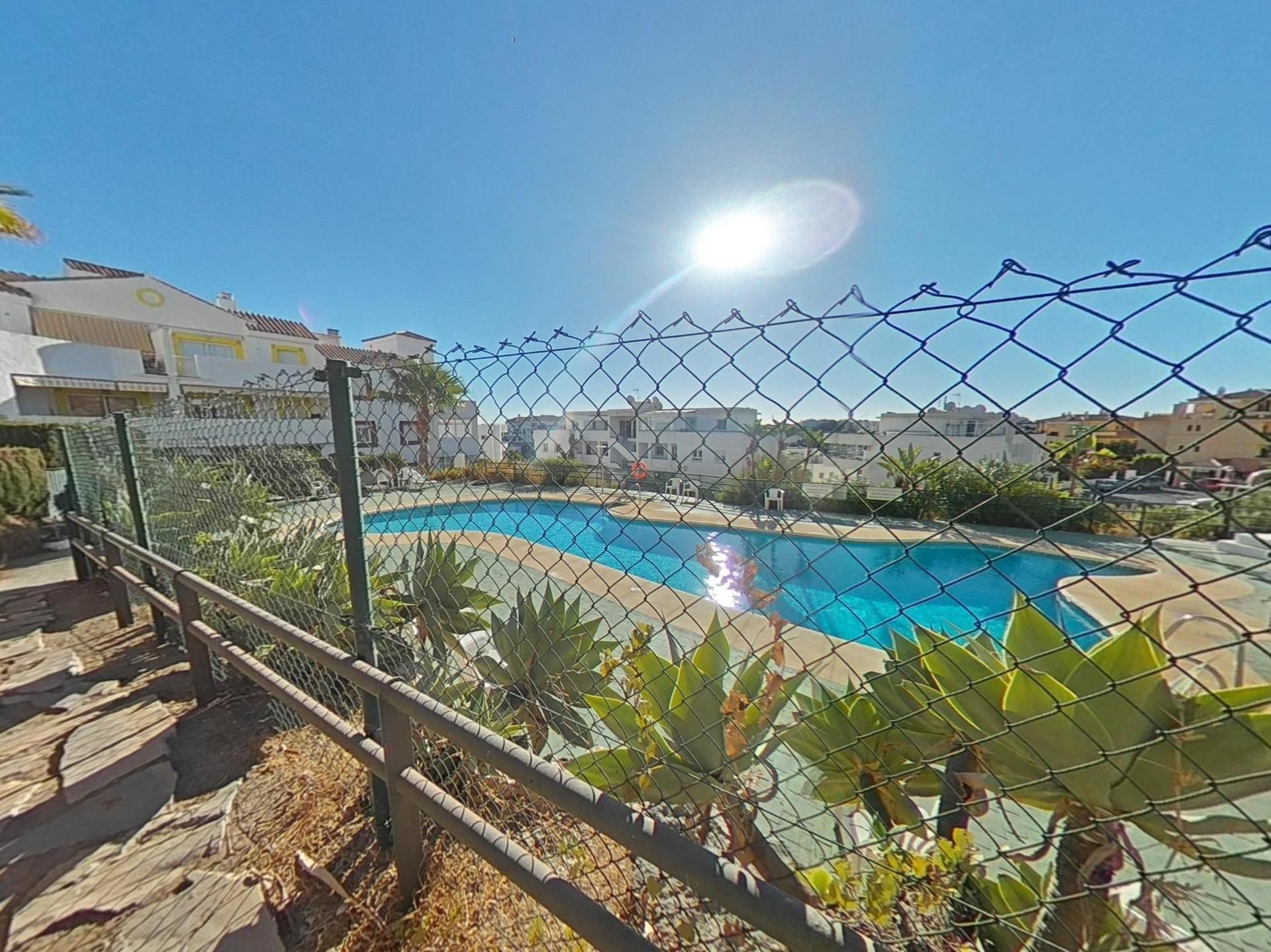 Piscina de Piso en venta en Mijas con Aire acondicionado, Jardín privado y Amueblado