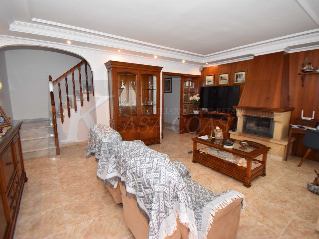Sala d'estar de Casa adosada en venda en Mijas amb Aire condicionat, Moblat i Balcó