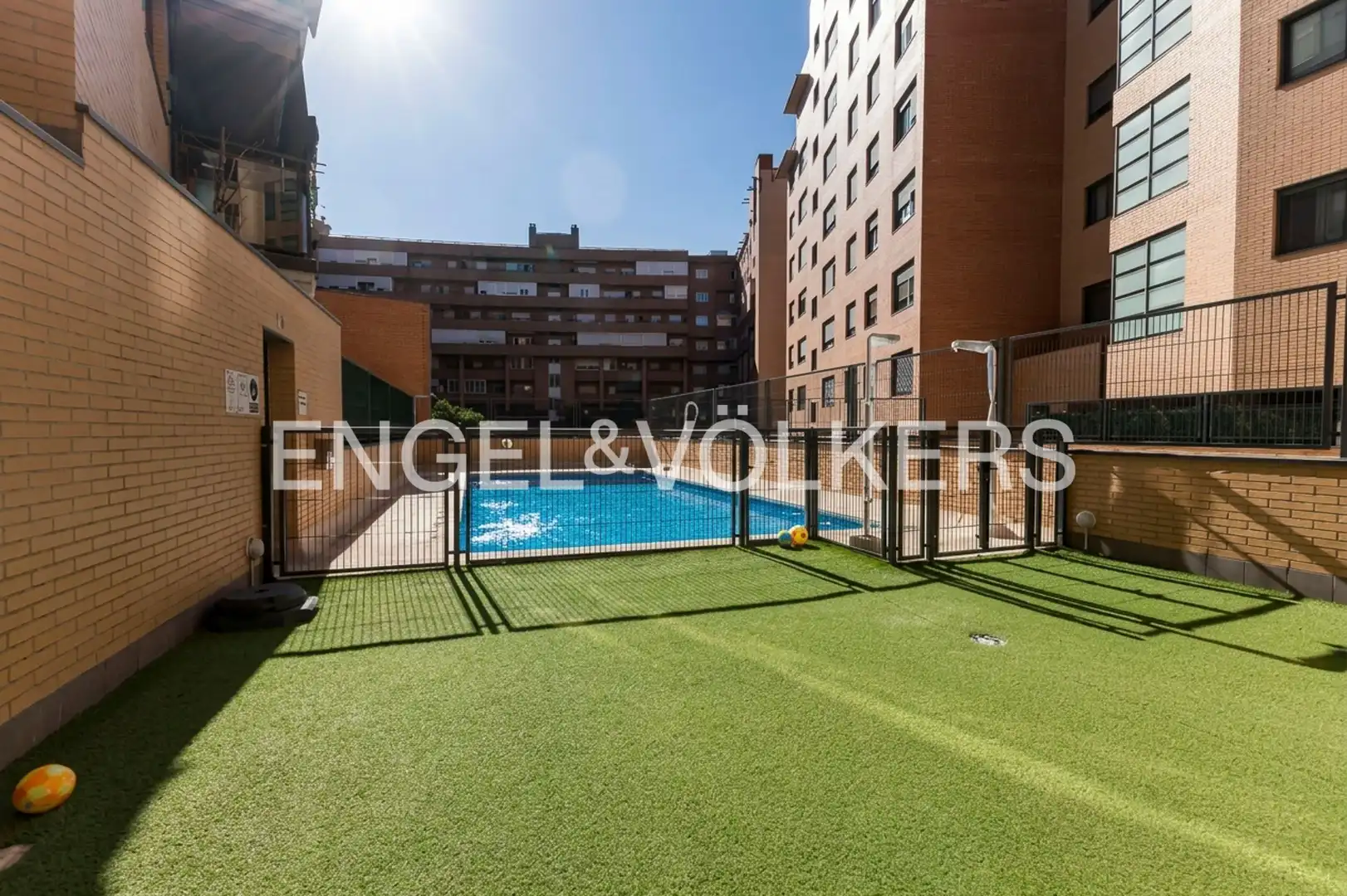 Piscina de Pis de lloguer en Madrid amb Aire condicionat, Calefacció i Jardí privat