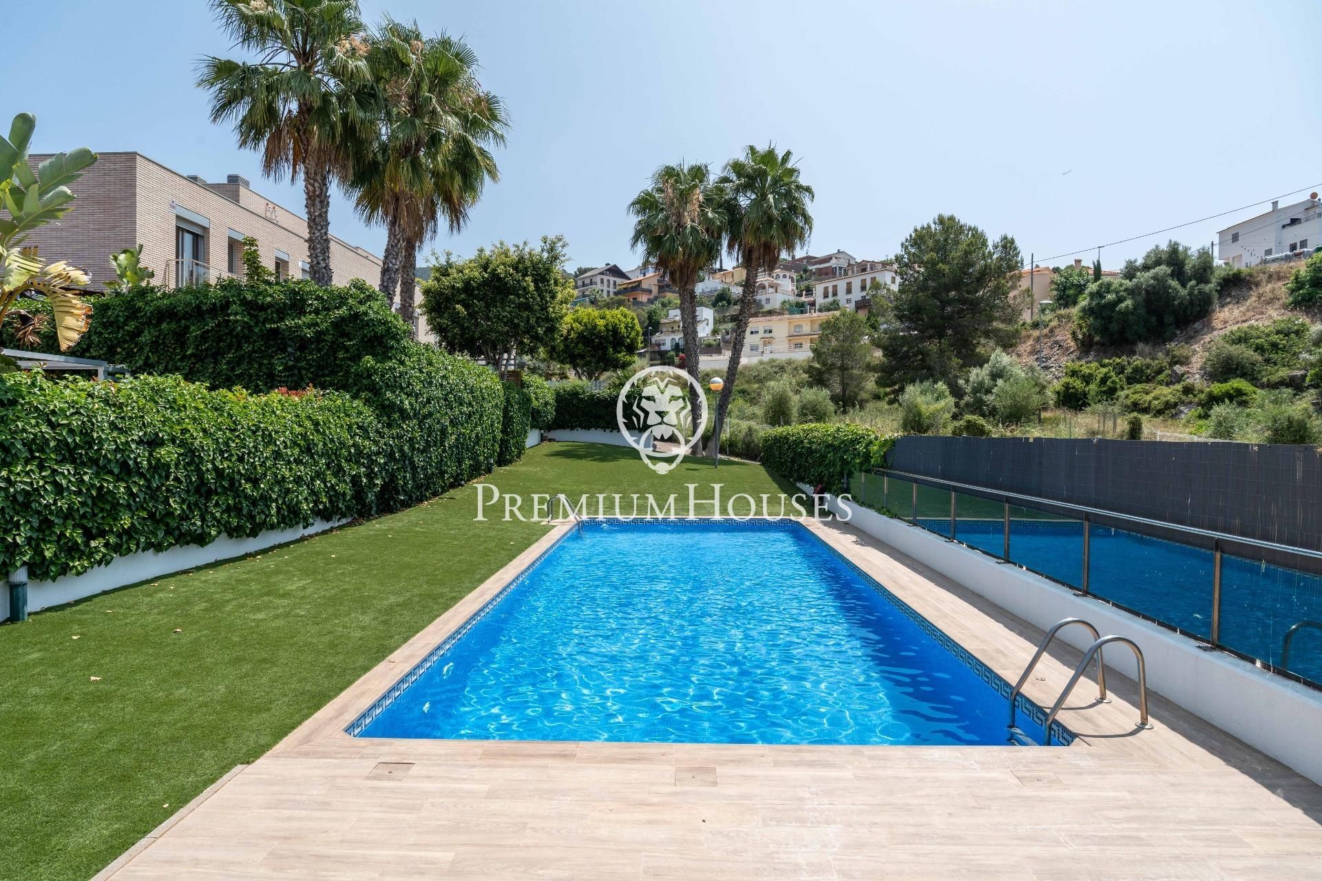 Swimming pool of Single-family semi-detached for sale in Sitges  with Air Conditioner, Heating and Private garden