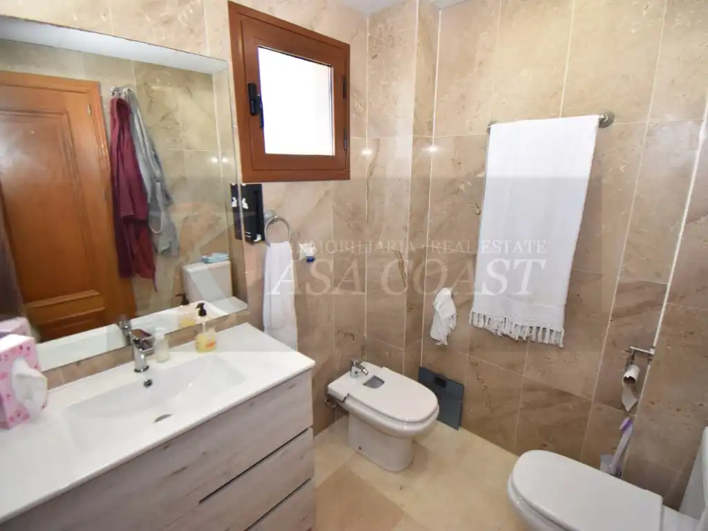 Bathroom of Flat for sale in Mijas  with Air Conditioner, Private garden and Terrace