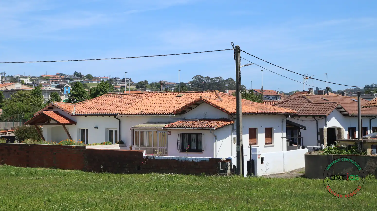 Außenansicht von Einfamilien-Reihenhaus zum Verkauf in Gijón  mit Heizung, Privatgarten und Terrasse