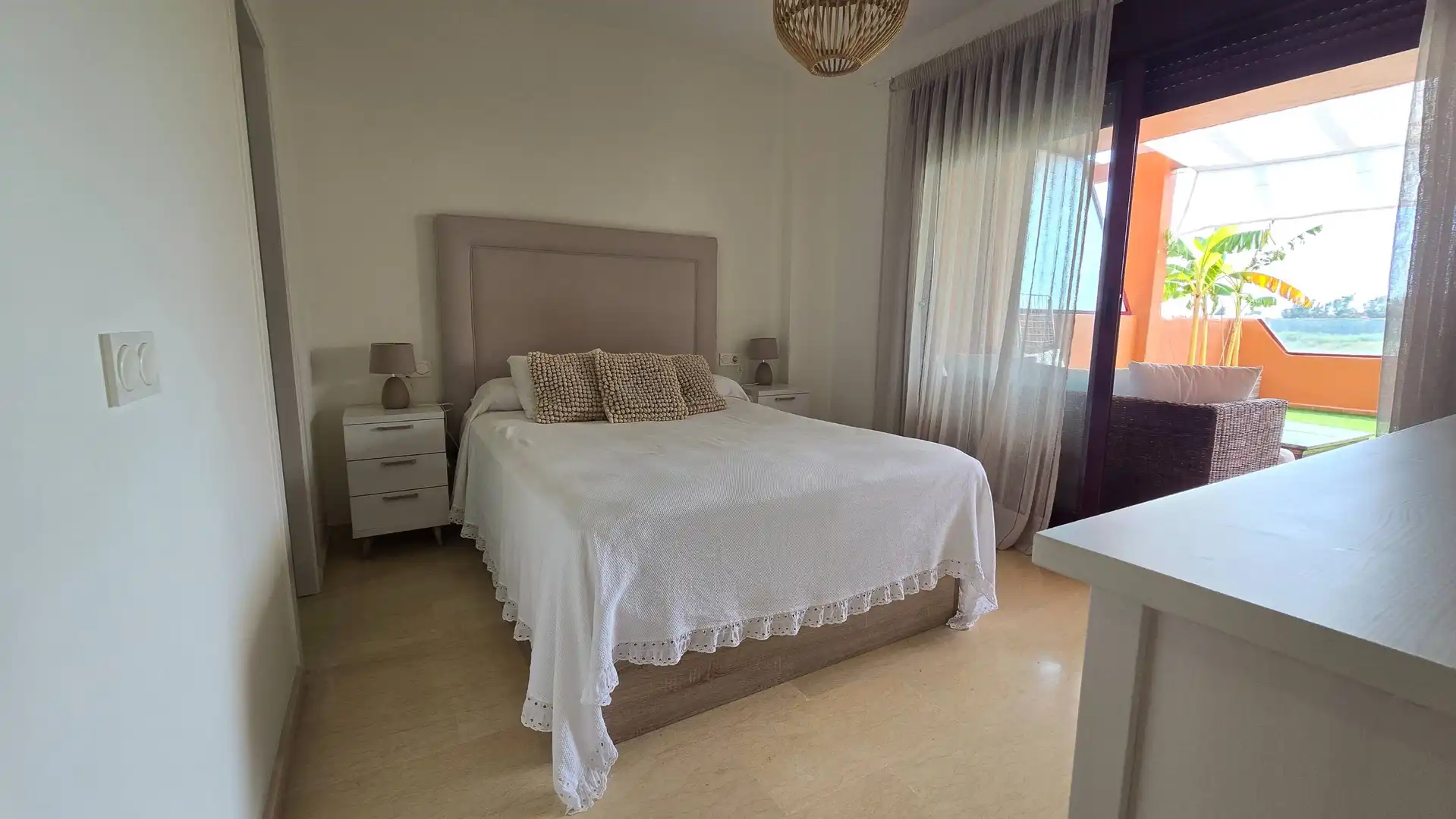 Schlafzimmer von Wohnungen zum Verkauf in Manilva mit Klimaanlage, Privatgarten und Terrasse