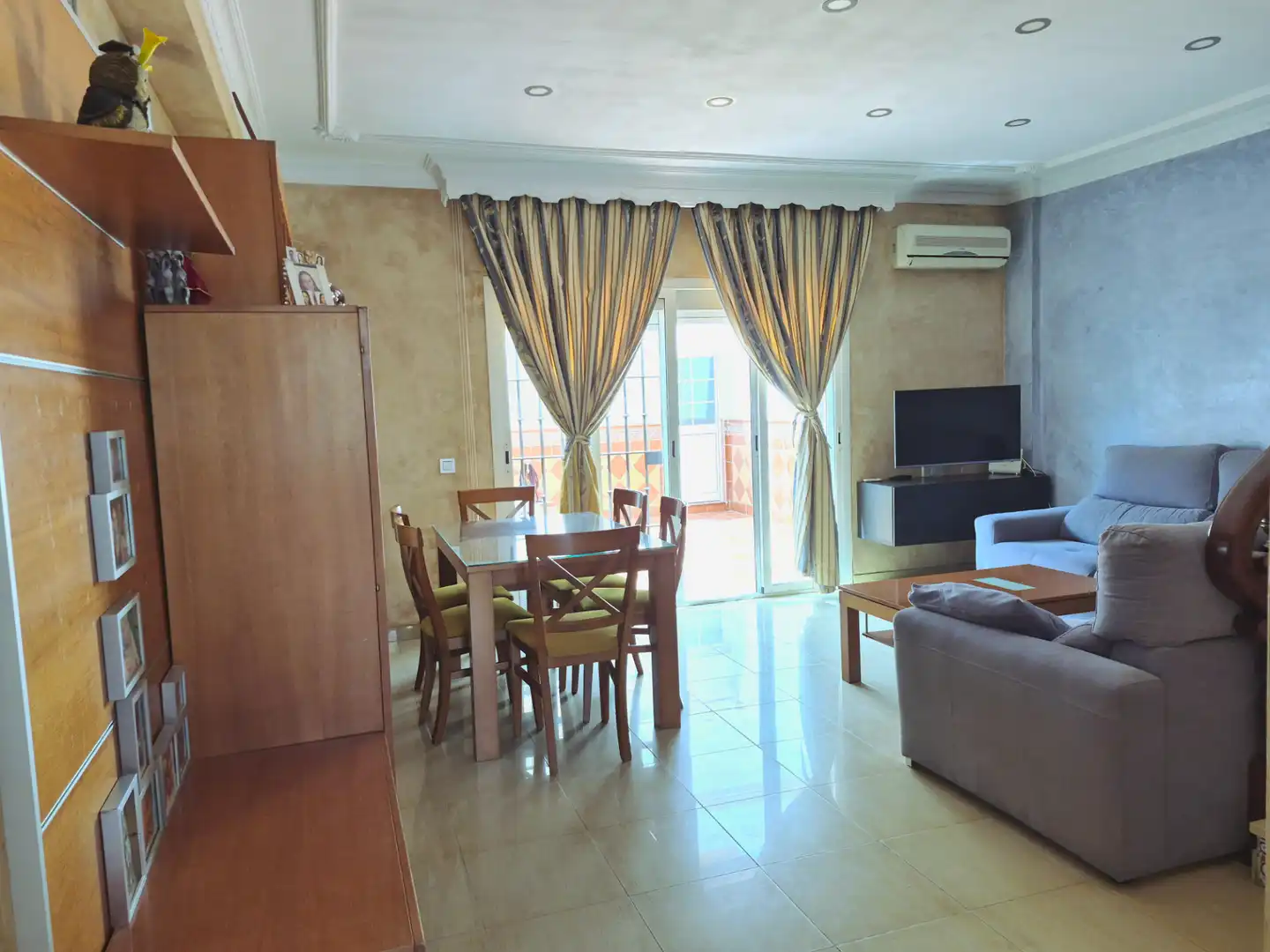 Sala d'estar de Casa o xalet en venda en Alcalá de Guadaira amb Aire condicionat