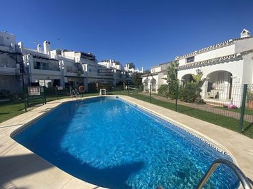 Adossat amb piscina en venda a Urb. los Olivos