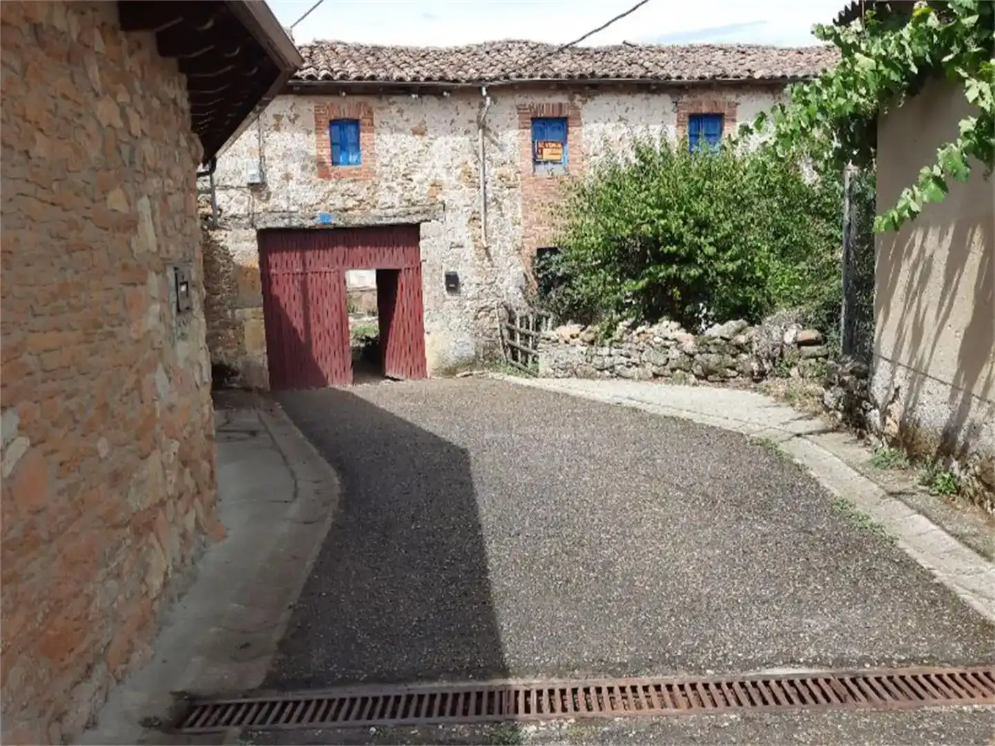 Vista exterior de Casa adosada en venda en La Ercina  amb Jardí privat i Moblat