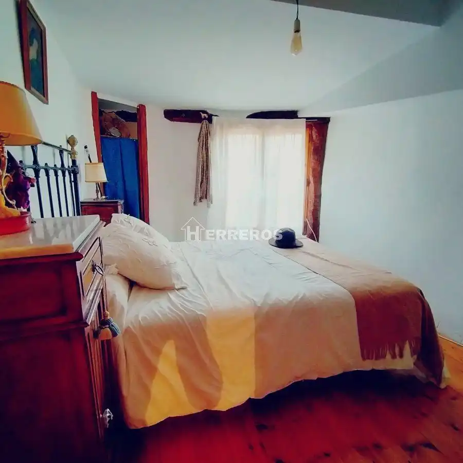 Dormitori de Casa o xalet en venda en Cabezón de Cameros amb Calefacció, Traster i Moblat