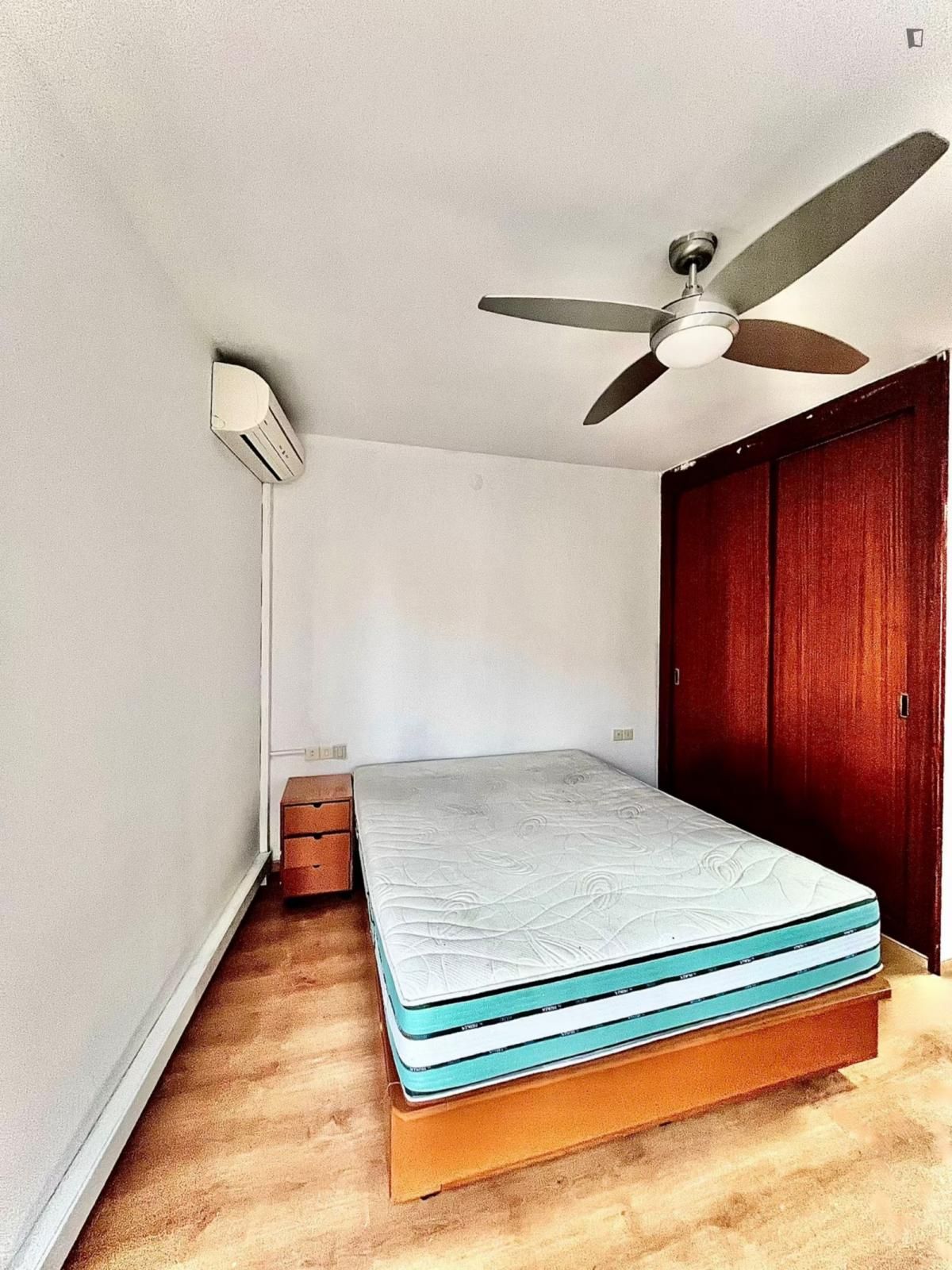 Dormitori de Apartament per a compartir en  Barcelona Capital amb Calefacció, Moblat i Rentadora