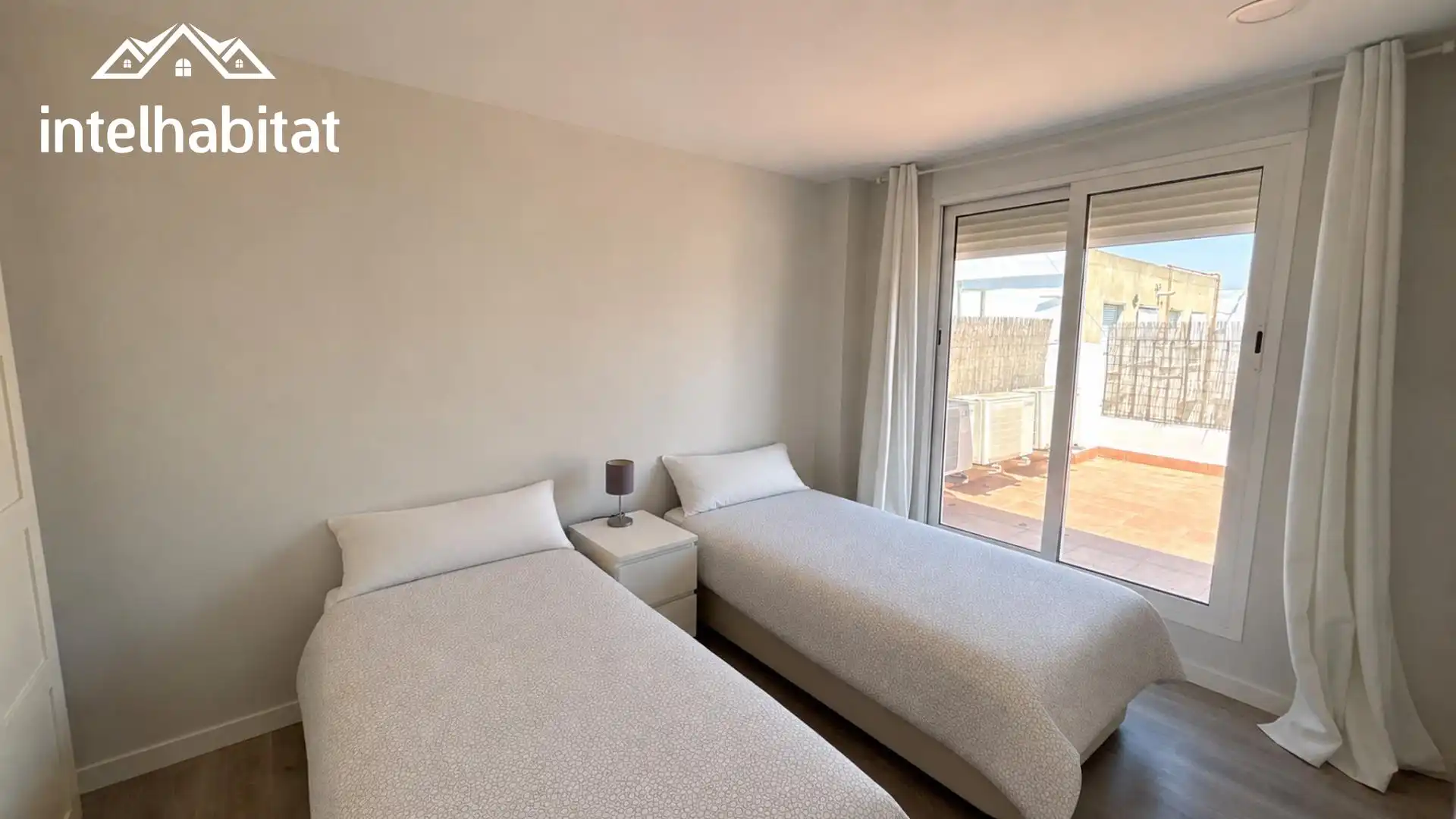Schlafzimmer von Dachboden zur Miete in Valencia mit Klimaanlage, Terrasse und Abstellraum