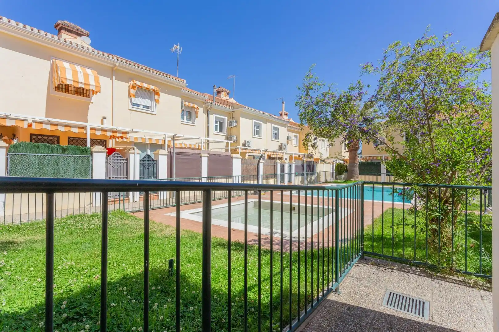 Vista exterior de Casa adosada en venda en Alhendín amb Moblat i Piscina comunitària