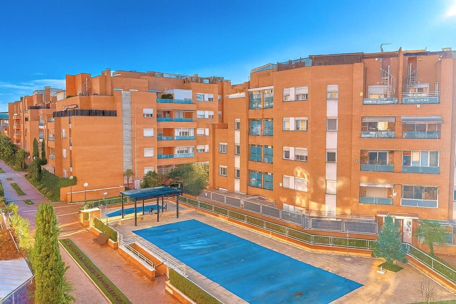 Swimming pool of Flat to rent in La Moraleja  with Air Conditioner, Heating and Terrace
