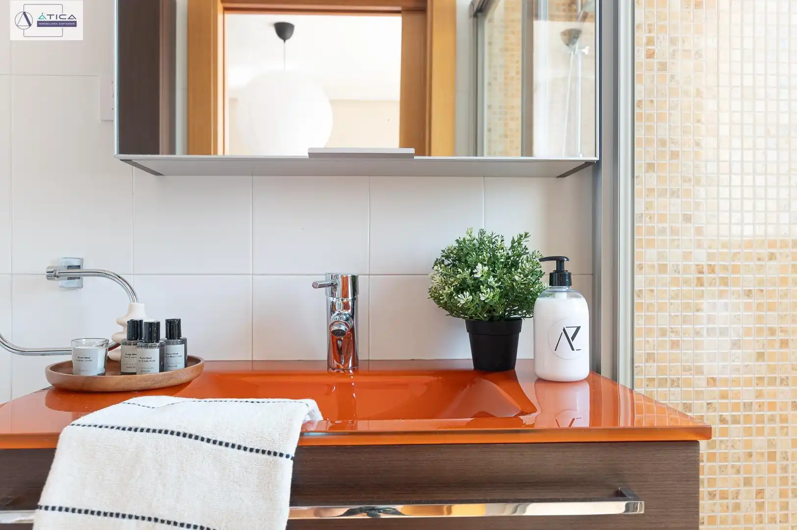 Badezimmer von Dachboden zum Verkauf in Santander mit Heizung, Privatgarten und Parkett