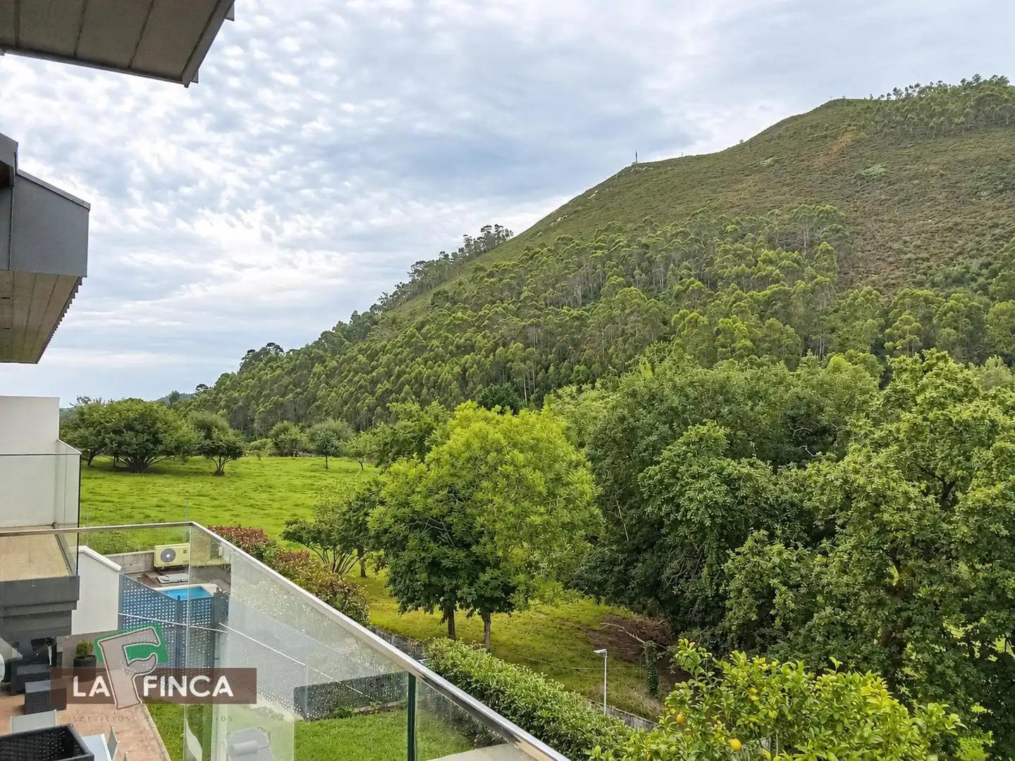 Vista exterior de Casa o xalet en venda en Caravia amb Calefacció, Terrassa i Moblat