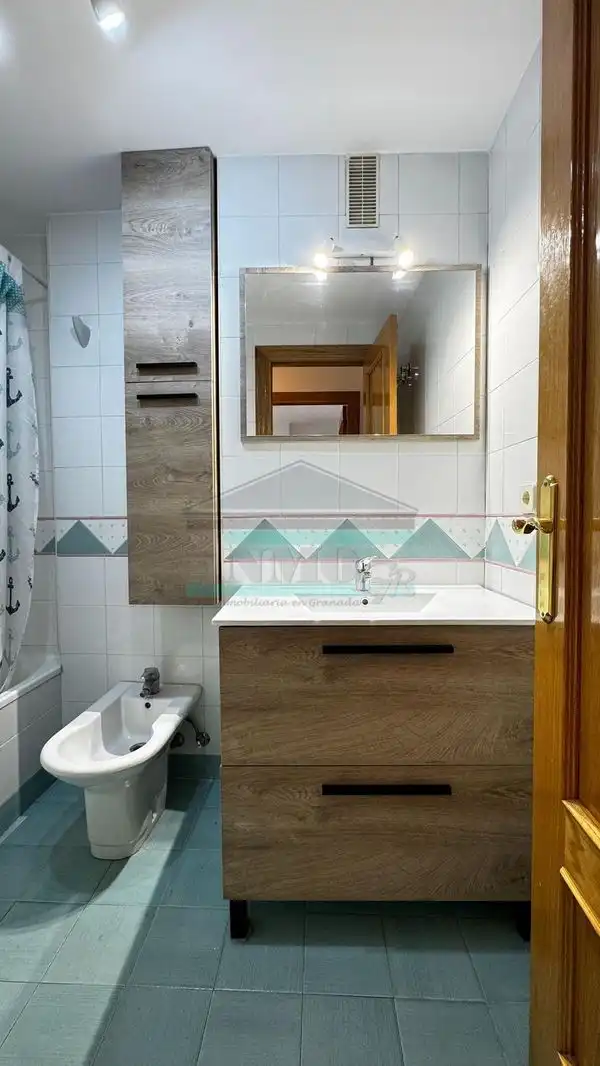 Badezimmer von Wohnung zur Miete in Granada mit Klimaanlage, Heizung und Waschmaschine