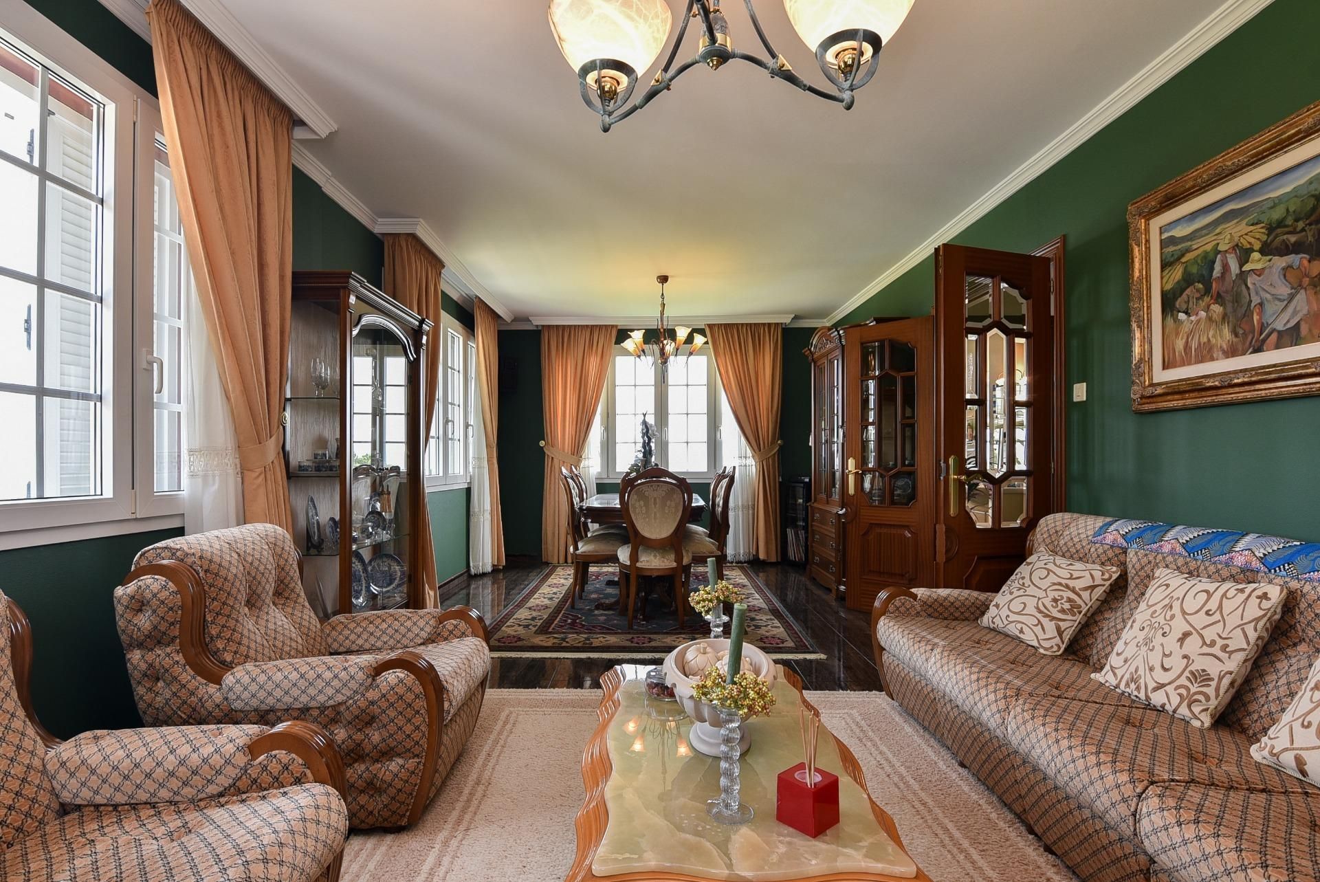 Sala de estar de Casa o chalet en venta en Carballo con Calefacción, Jardín privado y Trastero