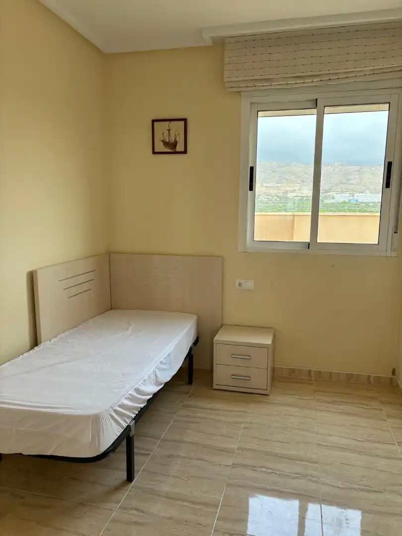 Dormitori de Apartament de lloguer en Benidorm amb Aire condicionat, Calefacció i Terrassa