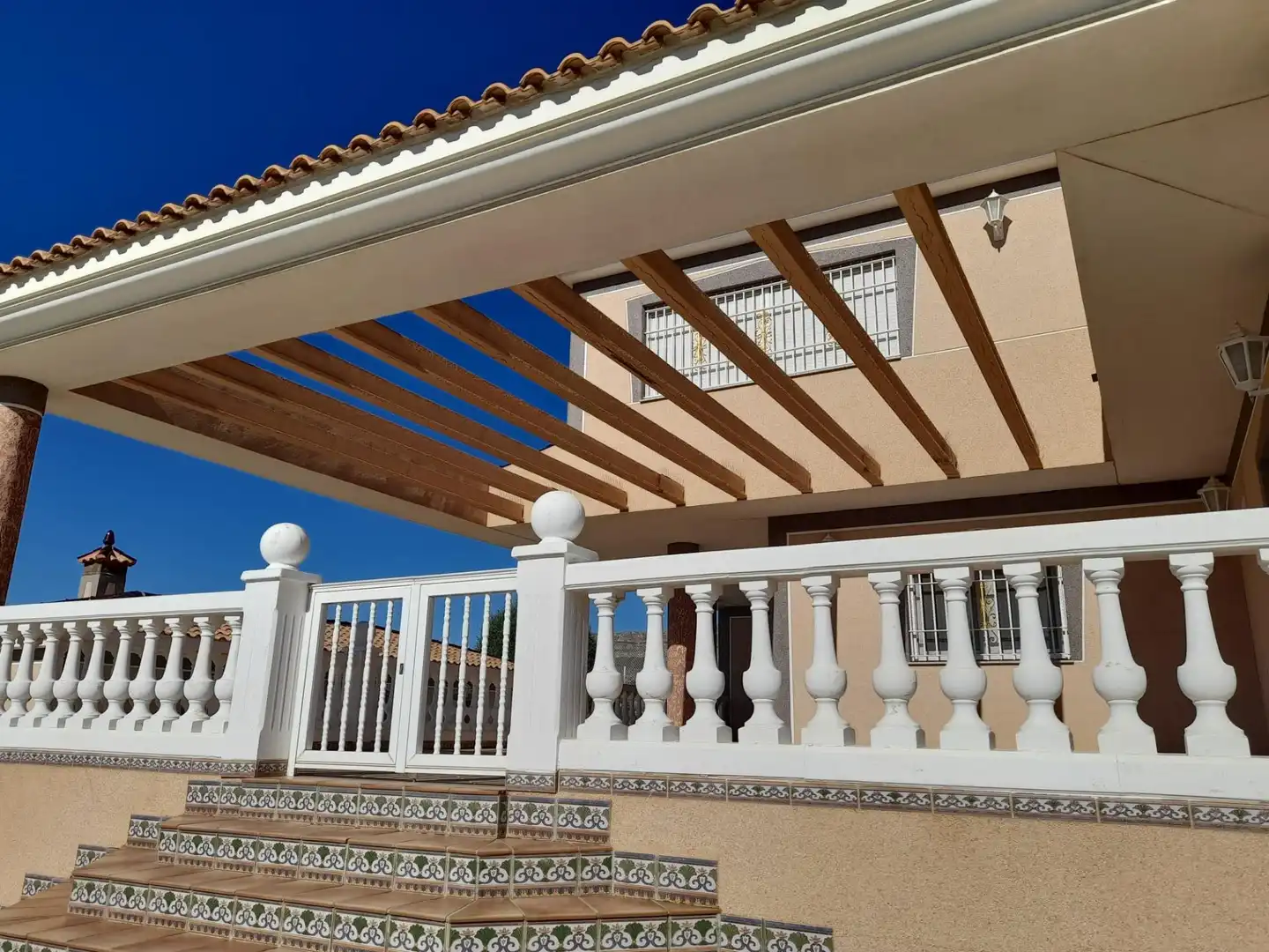Vista exterior de Casa o xalet en venda en Alicante / Alacant amb Calefacció, Jardí privat i Terrassa