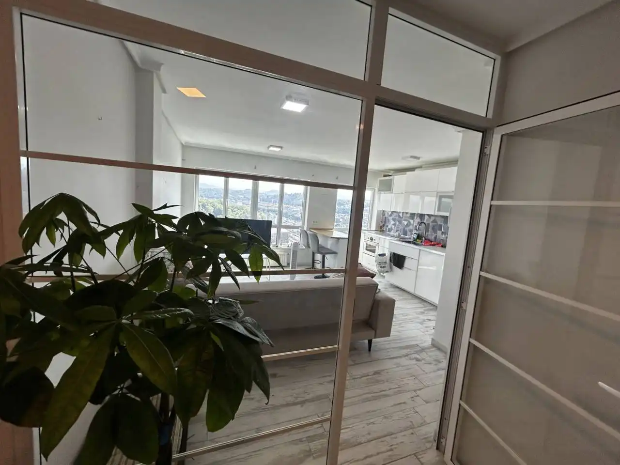 Sala d'estar de Pis en venda en Donostia - San Sebastián  amb Calefacció, Traster i Alarma