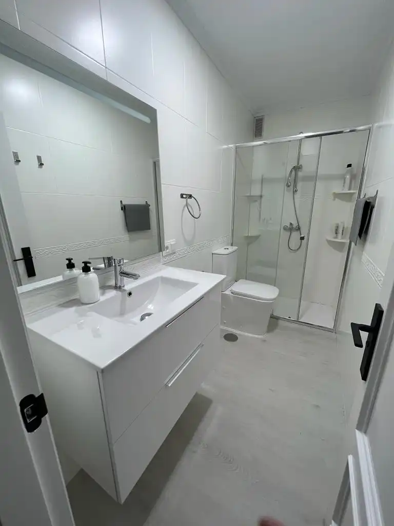 Baño de Piso de alquiler en Gijón  con Calefacción, Parquet y Amueblado