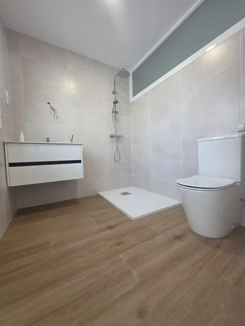 Badezimmer von Haus oder Chalet zum Verkauf in Pinto mit Klimaanlage und Terrasse