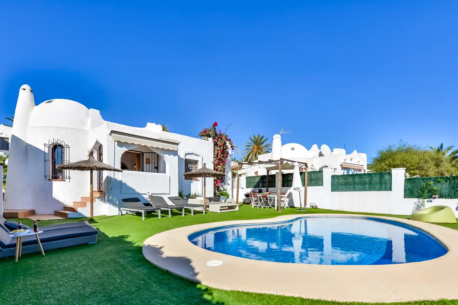 Detached house with pool for sale in Cometa
