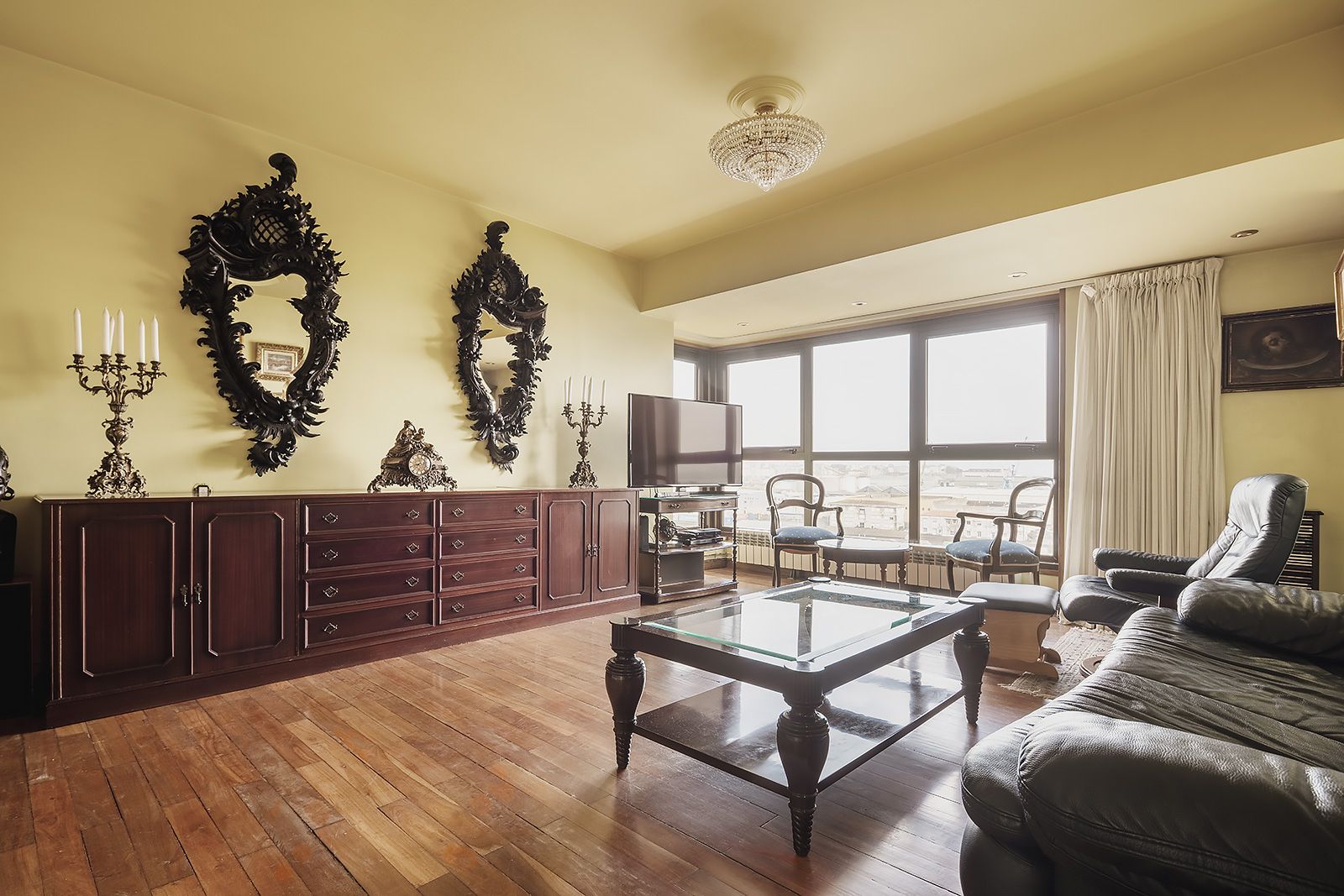 Sala d'estar de Pis en venda en A Coruña Capital  amb Calefacció, Parquet i Forn