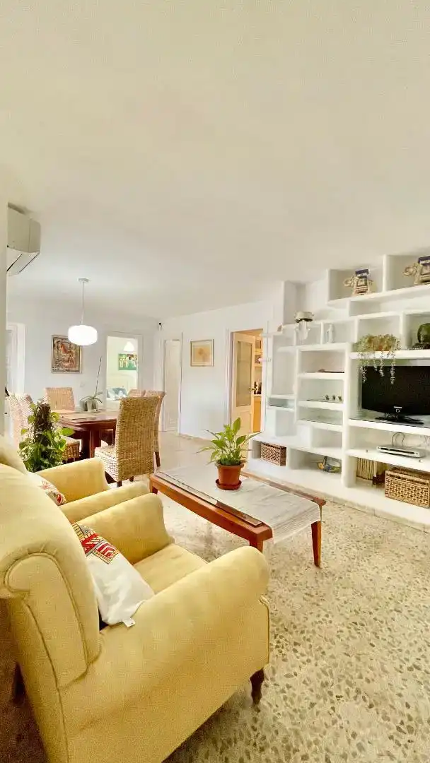 Sala d'estar de Àtic per a compartir en Marbella amb Aire condicionat, Moblat i Forn