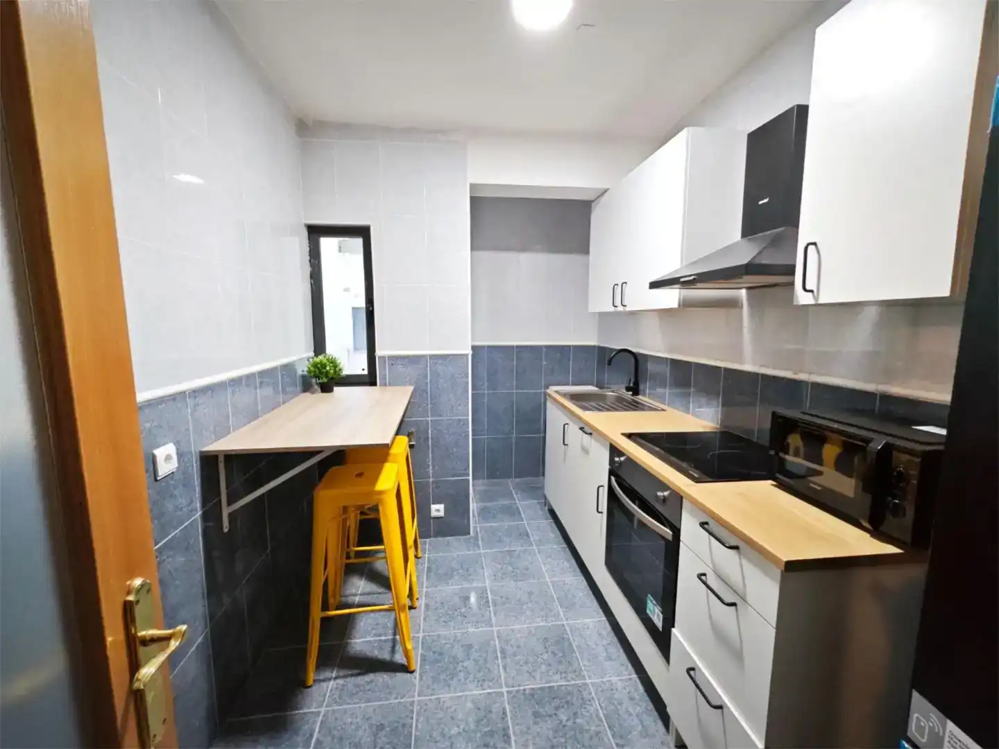 Kitchen of Flat for share in León Capital   with Storage room and Furnished