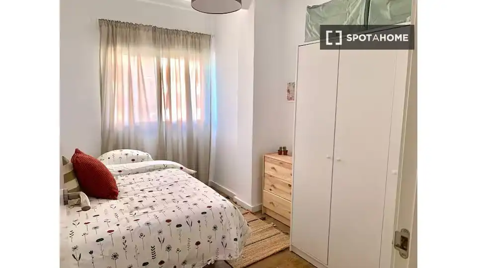 Habitación de Piso de alquiler en Valencia con Aire acondicionado, Calefacción y Amueblado